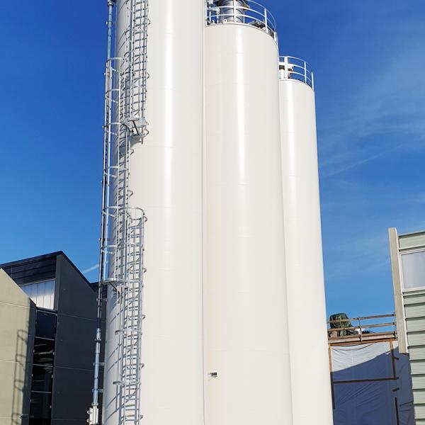 Standzargensilos zur Lagerung von Baustoffen in einem Beton-Fertigteil-Werk